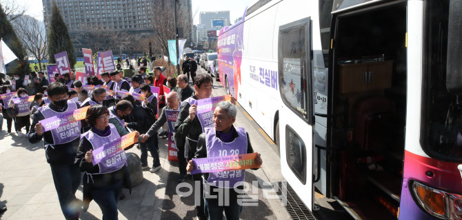 이태원 참사 진실버스 올라타는 유가족                                                                                                                                                              
