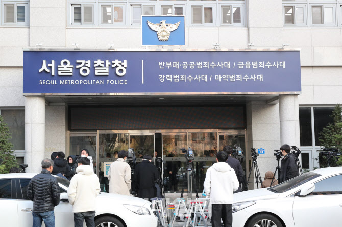 배우 유아인 수사를 기다리는 취재진들                                                                                                                                                              