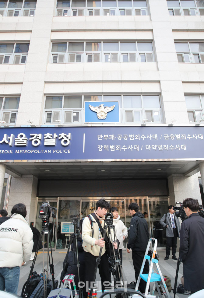 '마약류관리법 위반' 유아인 기다리는 취재진들                                                                                                                                            