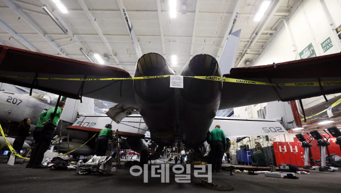 미 핵추진 항공모함 '니미츠'의 격납고 내부                                                                                                                                               