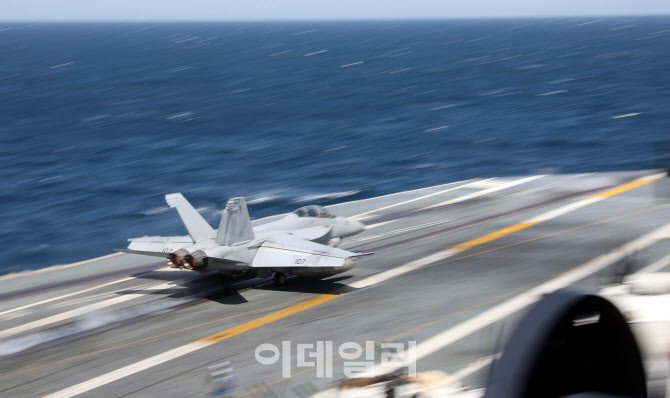 출격하는 미 핵항모 전투기                                                                                                                                                                         