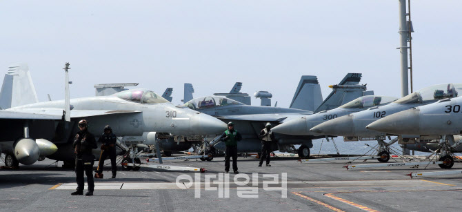 美 핵항모 '니미츠함' 전투기 출격대기                                                                                                                                                    