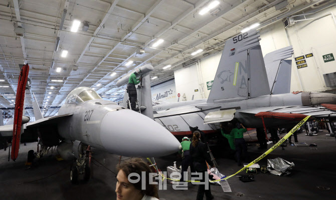 美 핵항모 '니미츠함'의 격납고                                                                                                                                                           