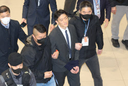 [포토]'전두환 손자' 전우원, 인천공항 입국...경찰, 마약혐의로 체포                                                                                                                             