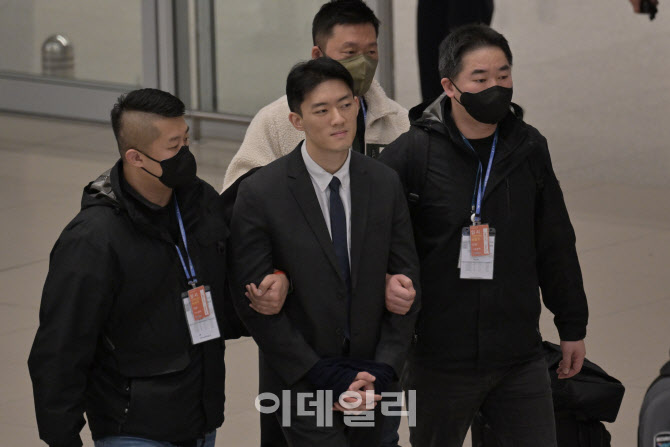 전우원 입국 직후 체포..."수사받고 5·18 유가족·피해자에 사과하겠다"                                                                                                                    