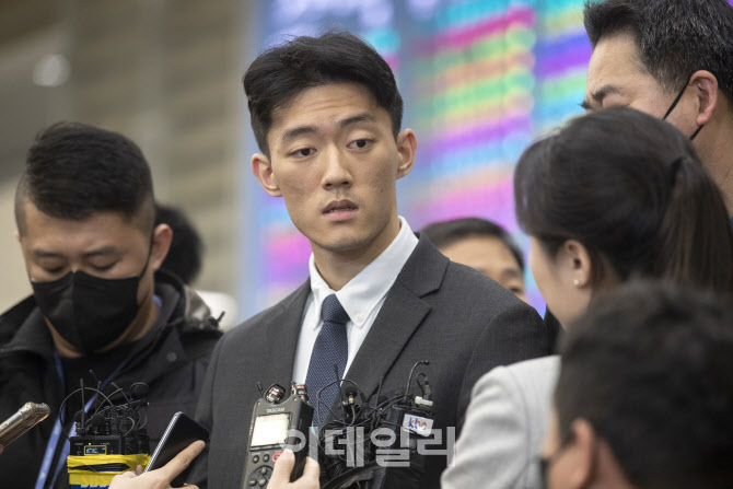 질의에 답하는 전우원                                                                                                                                                                              