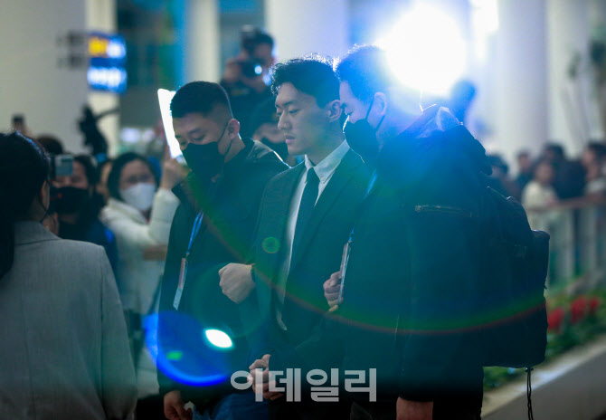 귀국한 전두환 손자 체포 “사죄할 기회 줘 감사”                                                                                                                                                   