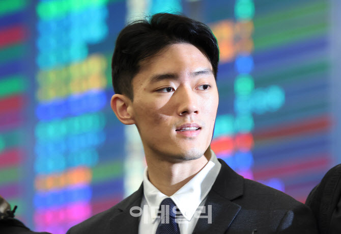 귀국한 전두환 손자 전우원 체포, “사죄할 기회 줘 감사”                                                                                                                                           