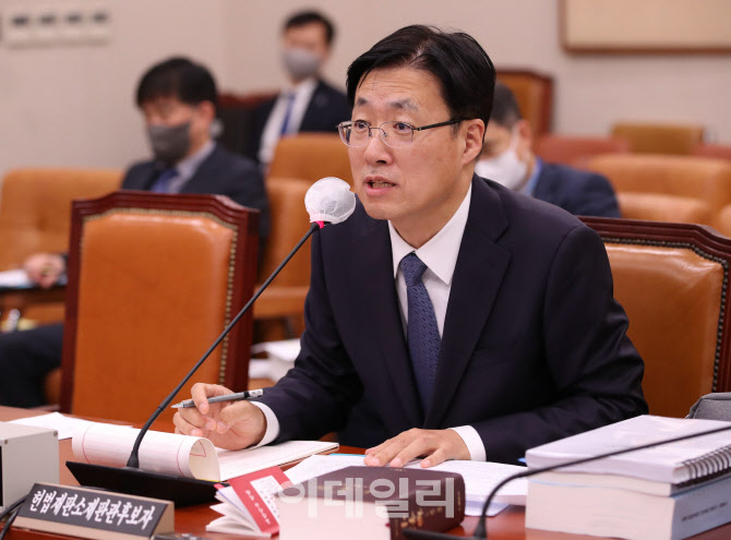 답변하는 김형두 헌법재판관 후보자                                                                                                                                                                 