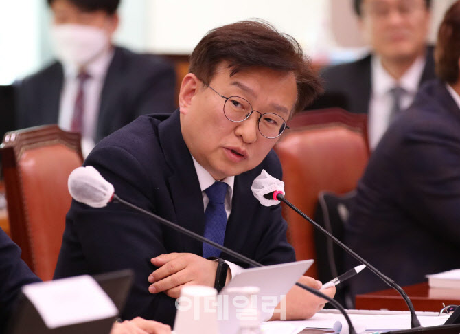 '질의하는 권칠승 의원'                                                                                                                                                                  