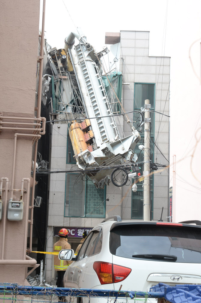  아파트 공사 중장비 인근 원룸 전복사고                                                                                                                                                            