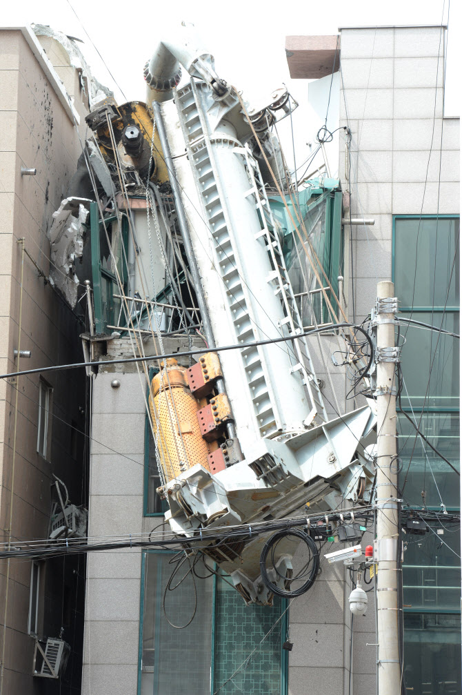  원룸 덮친 공사장 중장비                                                                                                                                                                          