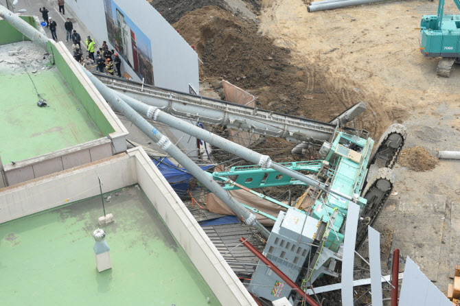  전복 된 공사장 중장비                                                                                                                                                                            