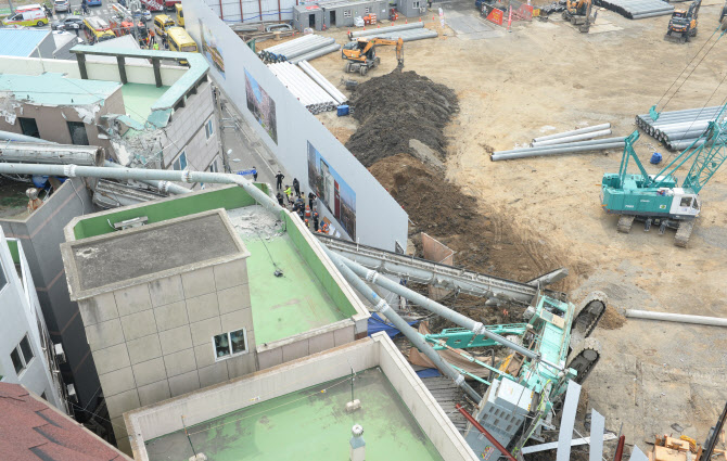  엿가락처럼 휘어진 공사장 중장비                                                                                                                                                                  