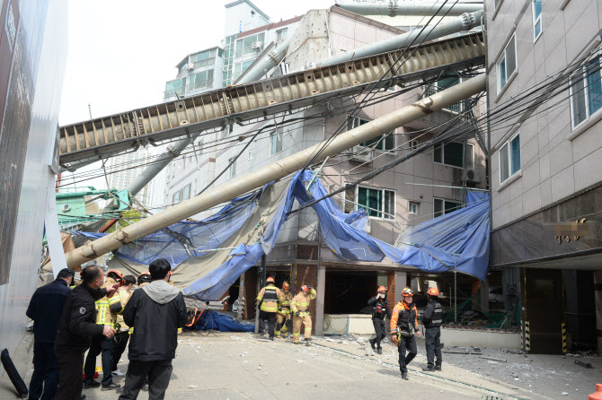  원룸 덮친 공사장 중장비                                                                                                                                                                          