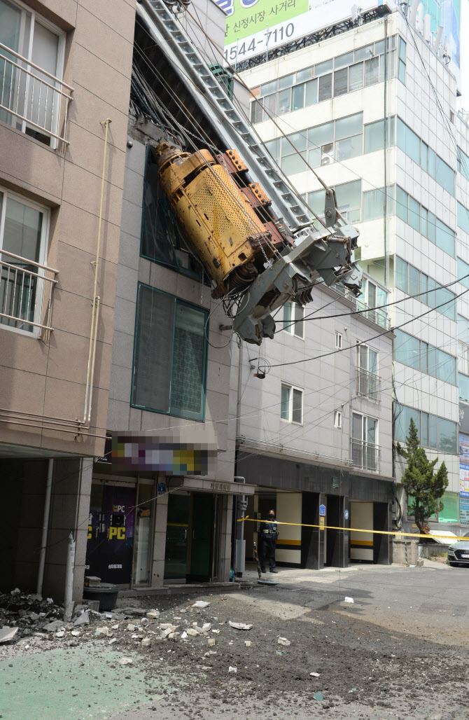  원룸 덮친 공사장 중장비                                                                                                                                                                          
