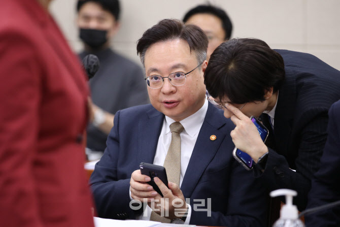 '연금특위 출석한 조규홍 장관'                                                                                                                                                           