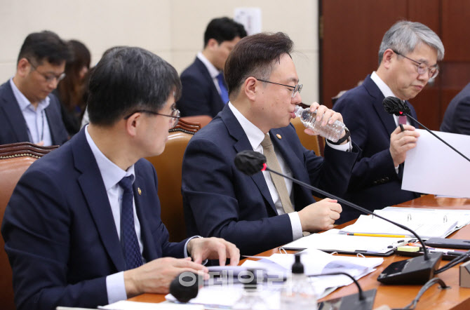 연금특위, '물 마시는 조규홍 장관'                                                                                                                                                       