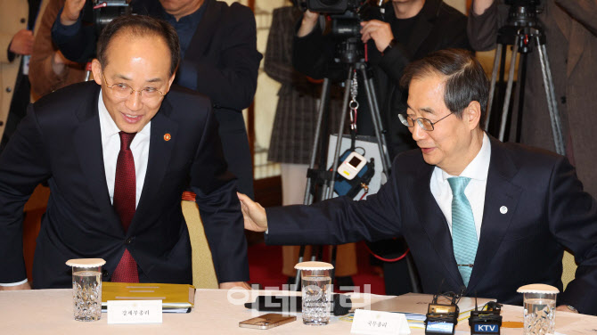인사 나누는 한덕수 총리-추경호 기재부 장관                                                                                                                                                        