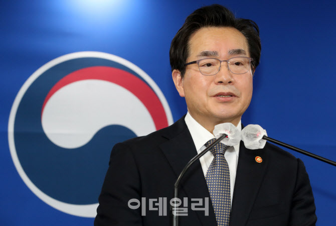 질의에 답하는 정황근 농림축산식품부 장관                                                                                                                                                          