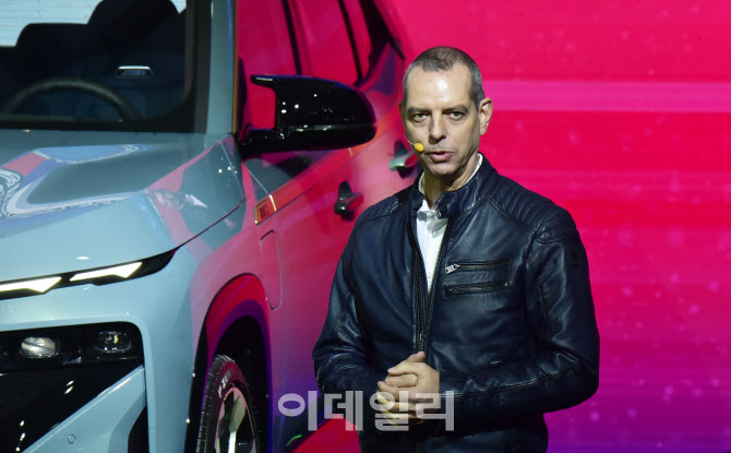 서울모빌리티쇼에서 뉴 XM 소개하는 프란치스커스 반 밀 BMW M 사장                                                                                                                                   