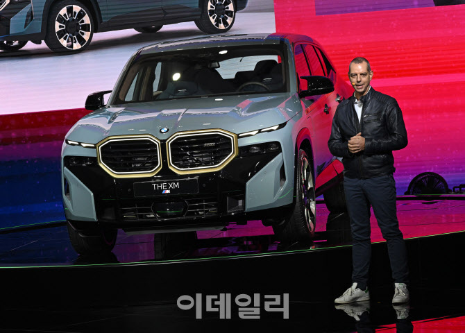 프란치스커스 반 밀 BMW M 사장, 뉴 XM을 소개합니다                                                                                                                                                 