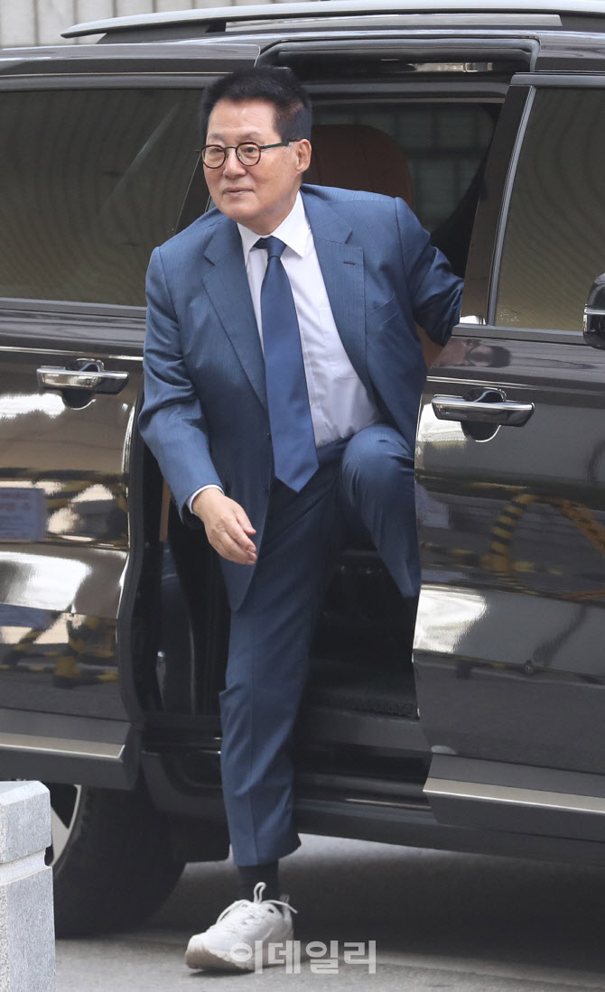  운동화 신고 공판 출석하는 박지원                                                                                                                                                                 