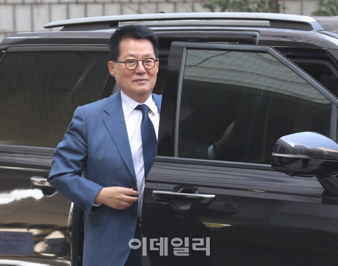  법정향하는 박지원 전 국정원장                                                                                                                                                                    