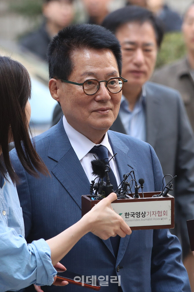  법정향하는 박지원                                                                                                                                                                                