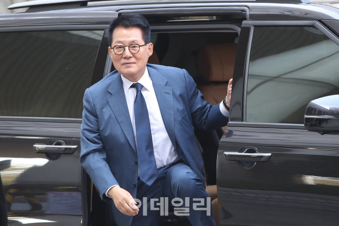  법정 출석하는 박지원 전 국정원장                                                                                                                                                                 