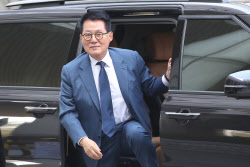 [포토] 법정 출석하는 박지원 전 국정원장                                                                                                                                                                 
