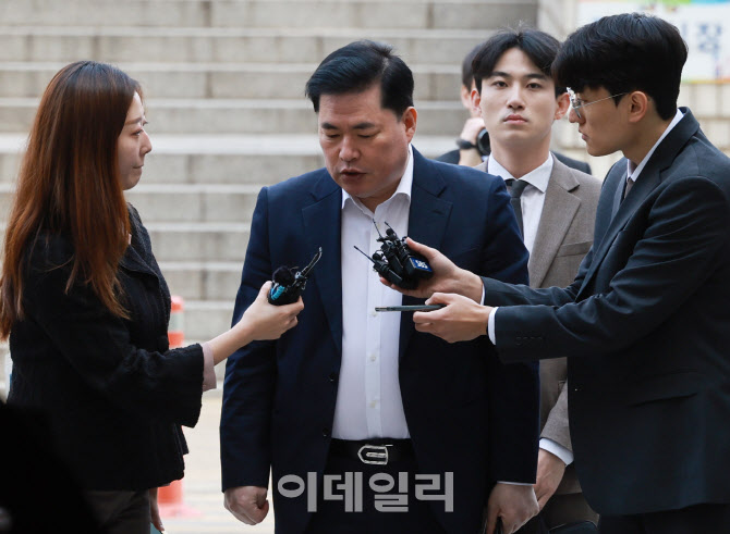  법정 입장하는 유동규                                                                                                                                                                             