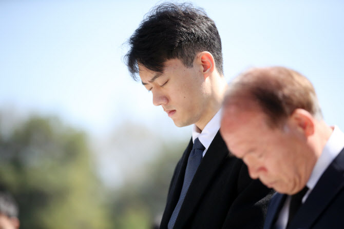 '할아버지의 과오'                                                                                                                                                                             