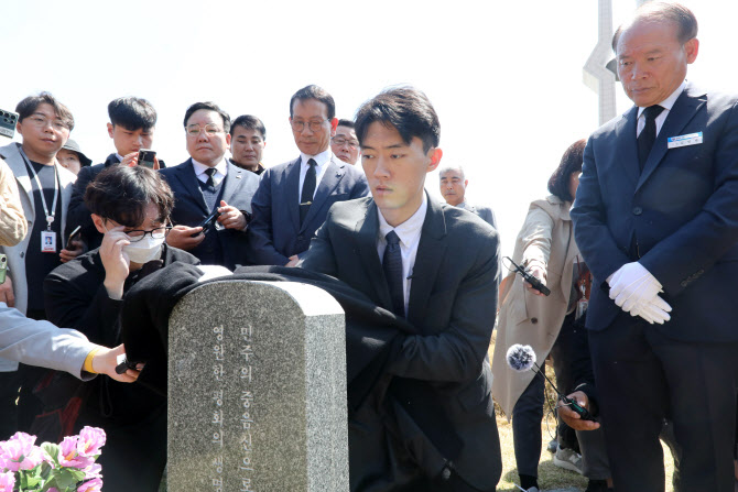 '43년 만에 사죄하는 전씨 일가'                                                                                                                                                                