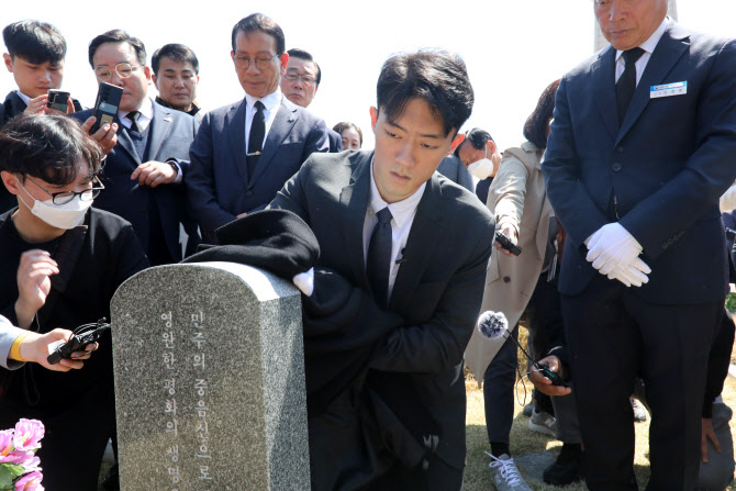 '묘비 닦는 전우원'                                                                                                                                                                            