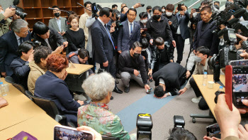 "오래 살고 보니 이런 날도"…무릎 꿇은 전우원 품은 5·18 유족