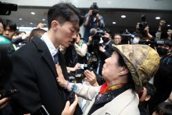 학살 주범의 손자와 아들을 잃은 어미의 눈물                                                                                                                                                              