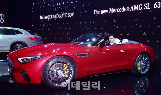 벤츠 AMG SL 63 4MATIC+와 배우 주지훈                                                                                                                                                              