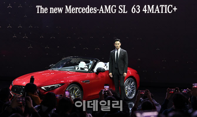 더 뉴 메르세데스-AMG SL 63 4MATIC + 앞에선 주지훈                                                                                                                                                 