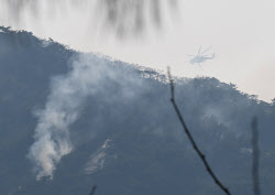 [포토]인왕산 위 분주한 소방헬기                                                                                                                                                                         