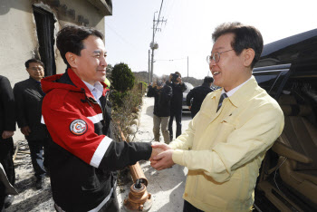 강릉 산불 현장 찾은 이재명 "구호·복구·예방대책 마련 함께할 것"