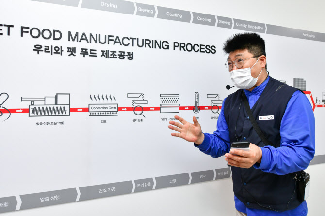 “댕댕이 음식 먼지 한톨도 용납안돼…반도체처럼 엄격 관리” - 뉴스 썸네일 이미지