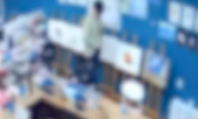 교사 뒤 '음란행위' 중학생…처벌은 커녕 수사도 못 해 교사 뒤 '음란행위' 중학생…처벌은 커녕 수사도 못 해