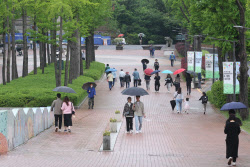 [포토]어린이날 우천으로 한산한 어린이 대공원                                                                                                                                                            