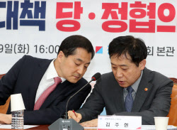 [포토]이야기 나누는 박대출 정책위의장-김주현 금융위원장                                                                                                                                                 