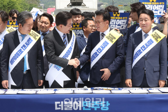 인사 나누는 이재명 대표-박광원 원내대표                                                                                                                                                           
