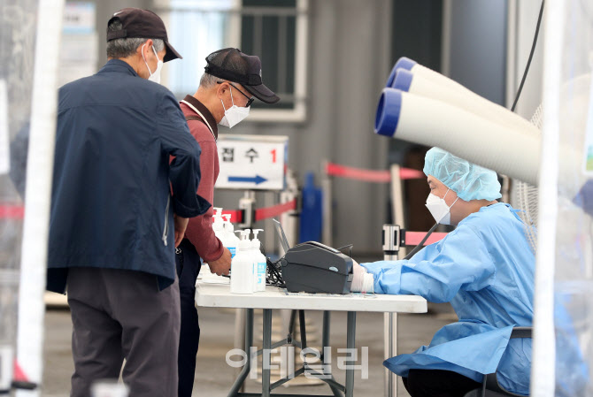 1일부터 격리 의무 사라진다…40개월 만의 '사실상 엔데믹'                                                                                                                                 