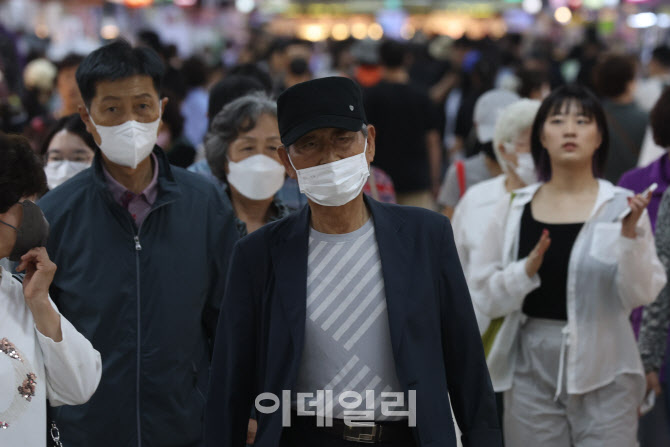 오는 1일부터 코로나19 확진자 '5일 격리 권고'                                                                                                                                            