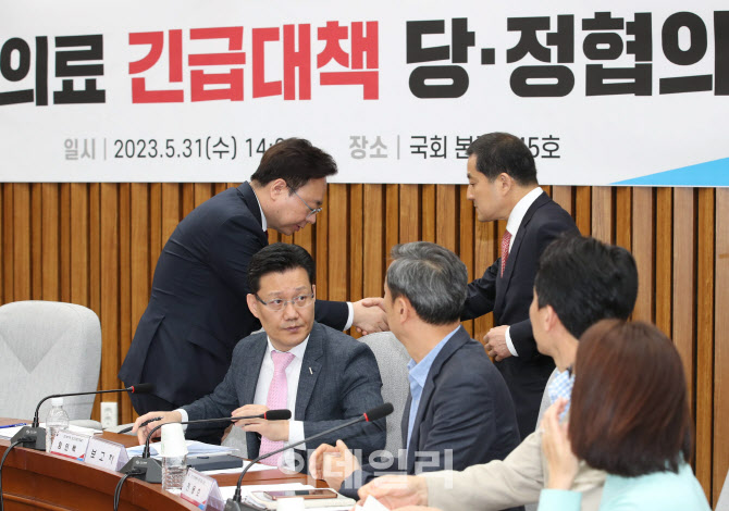 '악수하는 박대출-조규홍'                                                                                                                                                                