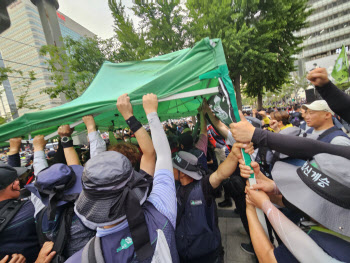 ‘양회동 분향소’ 기습설치…민주노총-경찰, 결국 충돌